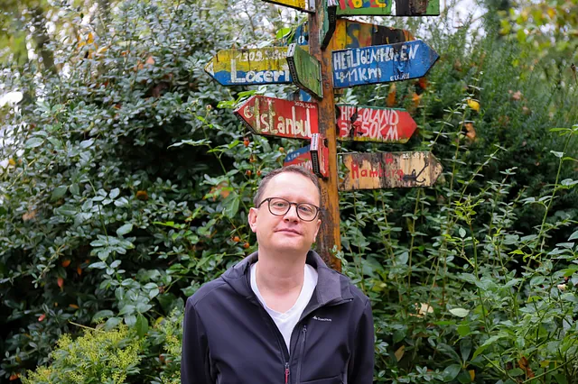 Zu sehen ist Fabian Schäfer, Mitarbeiter in der Emmaus Jugend.